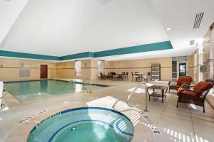 休斯顿休斯顿布鲁克拉金塔旅馆及套房酒店的在酒店房间的一个大型游泳池
