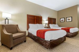 克莱门森Comfort Inn & Suites Clemson - University Area的酒店客房,配有两张床和椅子