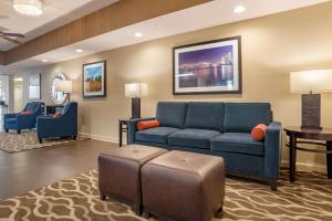 珀尔珍珠城康福特茵酒店的客厅配有蓝色的沙发和桌子