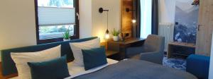 卑尔根马拉德酒店的一间卧室配有一张床、一张书桌和一个窗户。