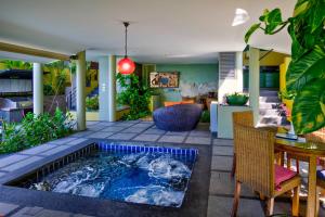 蓝赛特海滩萨派尔别墅的庭院内的热水浴池,配有桌椅