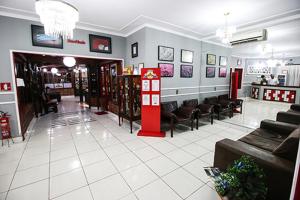 博尼图Hotel Pousada Bonsai的一间商店里配有沙发和椅子的等候室