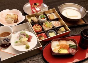 京都京都嵯峨太阳成员酒店的一张桌子上放着几盘食物