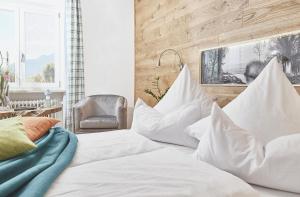 基姆湖畔普林Zum Fischer am See ***S的一间卧室配有一张带白色枕头和椅子的床