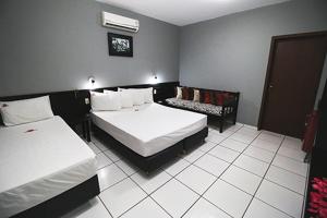 博尼图Hotel Pousada Bonsai的酒店客房,设有两张床和一张沙发