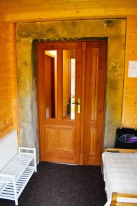 梅图耶河畔特普利采Chalupa Ádr u Duchků的一间设有木门和白色长凳的房间