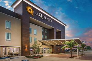 马纳萨斯La Quinta Inn & Suites by Wyndham Manassas, VA- Dulles Airport的 ⁇ 染五人套房酒店