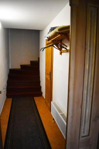 梅图耶河畔特普利采Chalupa Ádr u Duchků的走廊上设有楼梯,门上铺着地毯
