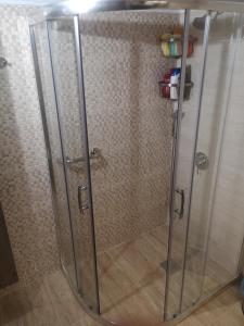 塞萨洛尼基Comfortable Apartment in Kato Toumpa的浴室里设有玻璃门淋浴