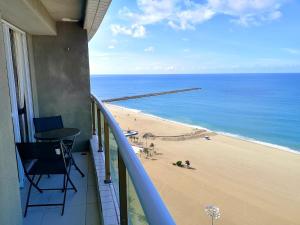 福塔莱萨Modern Beachfront Apartment w. Magnificent Seaview的享有海滩美景的阳台