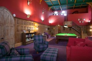 奥古斯都堡Raven Wing Apartments - Highland Club Scotland的客厅配有台球桌