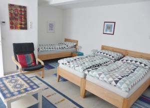 格蒙登塞勒公寓的一间设有两张床和椅子的房间