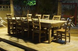 Grand-PopoRamaya Auberge Espagnole的庭院里摆放着一张木桌和椅子