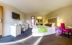 旧金山康特利赫尔斯酒店的酒店客房带一张床和一个厨房