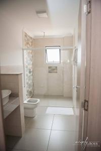 CarambeíHotel De Klomp的白色的浴室设有卫生间和水槽。