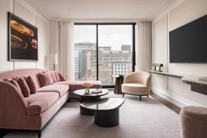 蒙特利尔Four Seasons Hotel Montreal的带沙发和电视的客厅