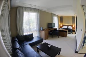 特拉布洛斯拉穆尼亚酒店的带沙发的客厅和卧室