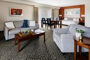 贾斯珀贾斯珀赤红酒店的客厅配有沙发和桌子