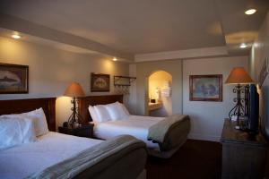 威廉姆斯66号公路汽车旅馆的酒店客房设有两张床和电视。