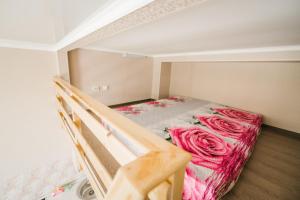 赤塔Dekabrist Apartment Bogomyagkogo 66的小房间设有一张带粉红色玫瑰的双层床