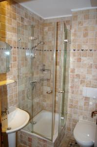 宾茨Meerblick-Appartement Villa Gudrun的带淋浴、卫生间和盥洗盆的浴室