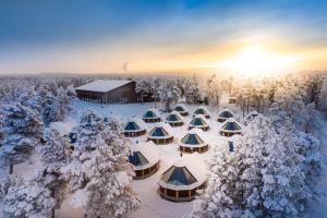 伊纳利Wilderness Hotel Inari & Igloos的雪地里一组帐篷的顶部景色