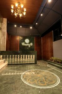 孟买Theory9 Premium Service Apartments Bandra的大堂设有吊灯和地毯