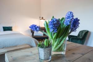 戈伊斯霍夫欧曼斯特恩公寓的木桌上的蓝色花瓶