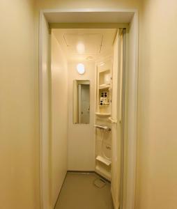 大阪bnb+ Shinsaibashi的走廊,门通往房间