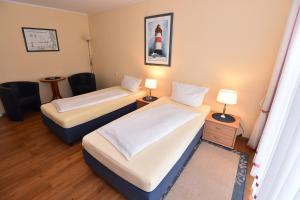 不莱梅布雷梅尔高级公寓酒店的酒店客房设有两张床和两盏灯。