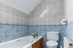 班多伦多尼戈尔湾波特柏格假日公寓的一间带卫生间和浴缸的浴室