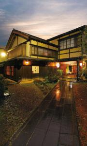 会津若松田事日式旅馆的一座日本建筑,晚上有一条雨林般的街道