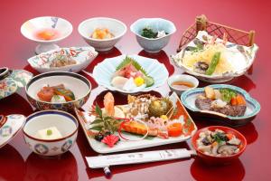 会津若松田事日式旅馆的碗里放着盘子的桌子
