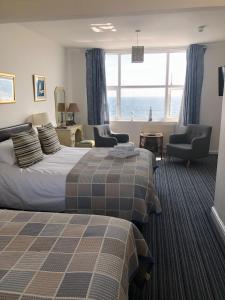 锡顿Mariners Hotel的酒店客房设有两张床,享有海景。