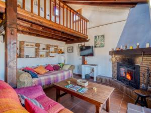 阿尔考辛Belvilla by OYO La Zamarra的带沙发和壁炉的客厅