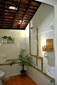 安君纳"Sunny Cow" Village Villa的一间带卫生间和水槽的浴室