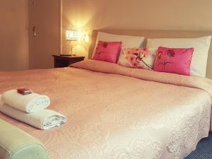 诺丁汉Faraday Place的床上铺有粉色和白色的毛巾