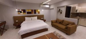 开罗Nakhil Inn Residence的一间卧室配有一张床和一张沙发