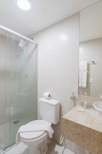 福塔莱萨Carppa Hotel的浴室配有卫生间、淋浴和盥洗盆。