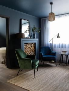 惠拉盖尔济INNI - Boutique apartments的客厅配有绿色椅子和镜子
