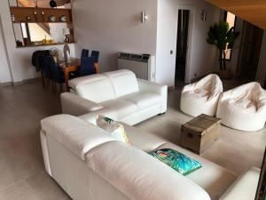 维拉摩拉Beach Apartment Marina Vilamoura的客厅配有2张白色沙发和1张桌子