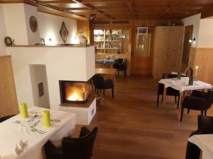 格伦德尔湖拉德纳旅馆的一间带2张桌子和壁炉的餐厅
