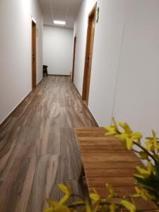 米拉多罗Apartamentos Antares 2的空的走廊,铺有木地板,设有门