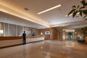 伊川Holiday Inn Express Luoyang Yichuan, an IHG Hotel的站在酒店大厅的人