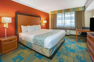 西塔科拉群塔西雅图西塔机场酒店&套房的酒店客房设有一张大床和一张书桌。