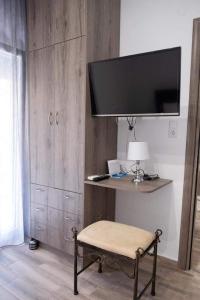 兹拉马Apartment One的客房设有一张桌子、一台电视和一张凳子