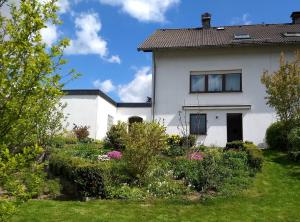 温特贝格de Vinkenborg nabij Winterberg的前面有花园的白色房子