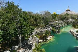 普拉亚卡门Hotel Xcaret Mexico All Parks All Fun Inclusive的享有主题公园的河景