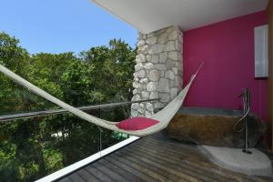 普拉亚卡门Hotel Xcaret Mexico All Parks All Fun Inclusive的房屋阳台的吊床
