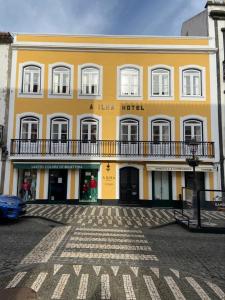 英雄港Hotel Ilha的黄色建筑的一侧有盖尔酒店